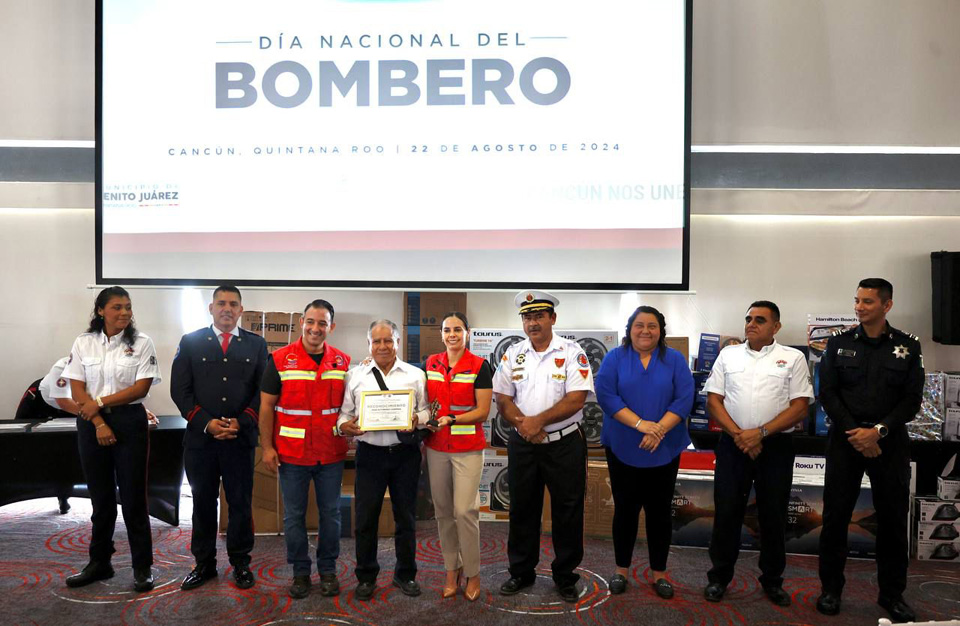 Elogia Ana Paty a los Bomberos de Cancún por su profesionalismo