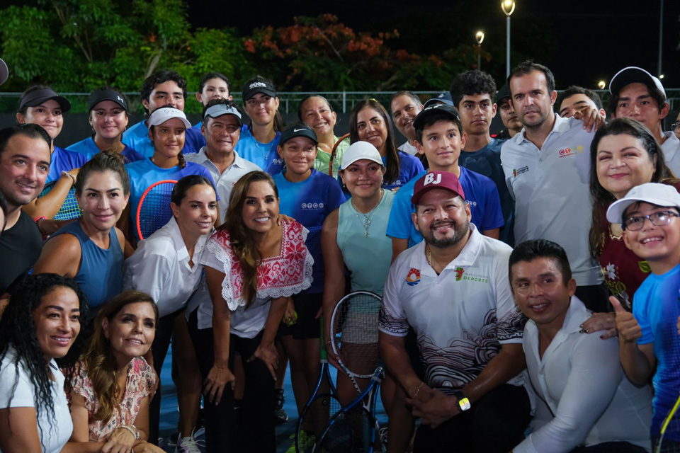 Inaugura Mara Lezama las nuevas canchas de pasto sintético en la SM. 21 de Cancún