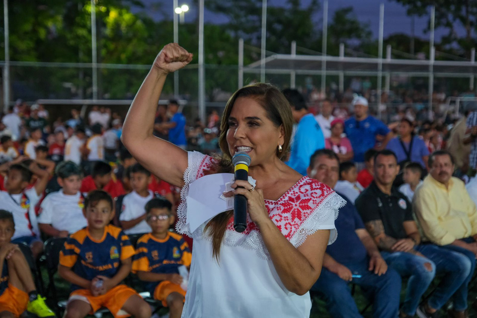 Inaugura Mara Lezama las nuevas canchas de pasto sintético en la SM. 21 de Cancún