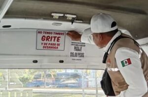 Hay personal municipal retirando de las unidades de transporte carteles en los que los transportistas avisan de la aplicación de su nueva tarifa, a pesar de no estar autorizados.