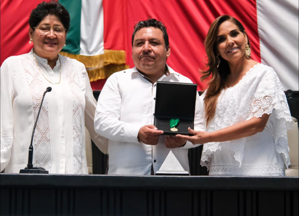 Entrega Mara Lezama Medalla al Mérito Indígena “Cecilio Chi”