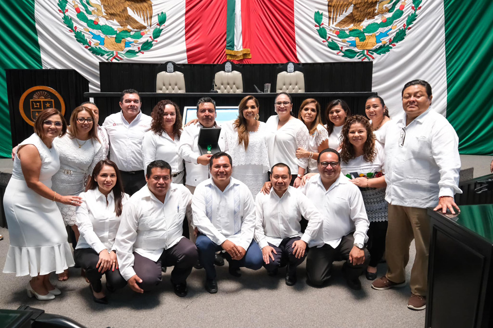 Entrega Mara Lezama Medalla al Mérito Indígena “Cecilio Chi”