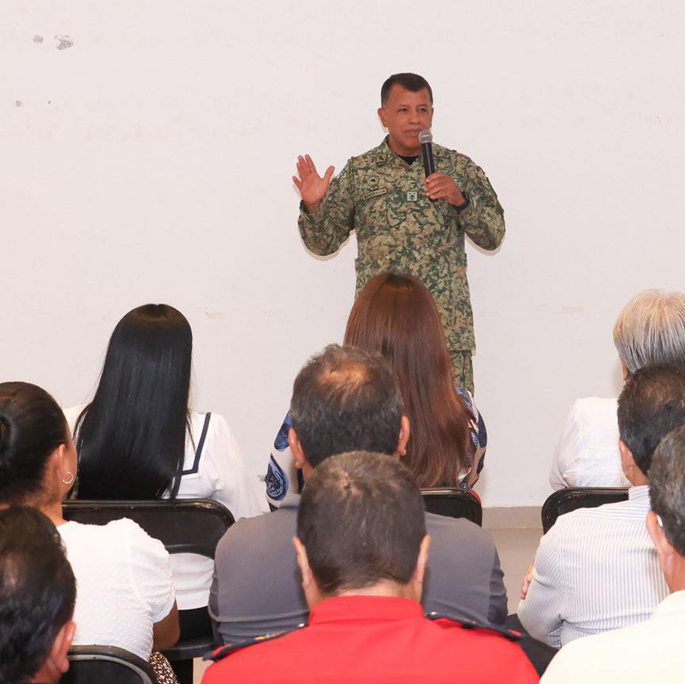 Imparte comandante de la 34a Zona Militar conferencia en Puerto Morelos