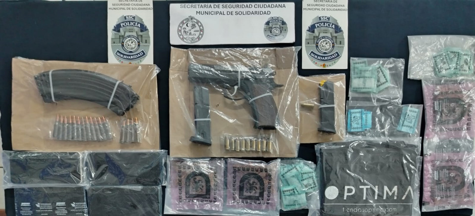 Sorprenden a tres narcomenudistas con droga y un arma