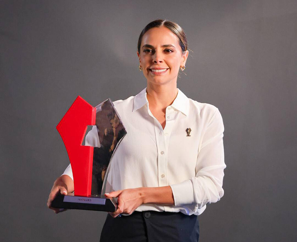 Ana Paty recibe premio nacional por regularización de colonias de Cancún