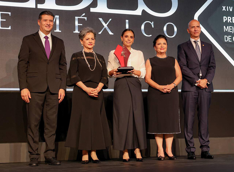 Ana Paty recibe premio nacional por regularización de colonias de Cancún