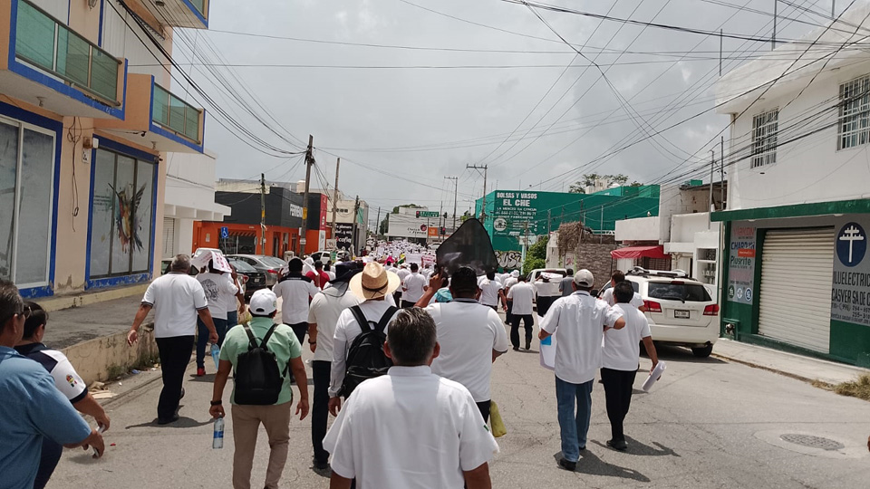 Taxistas de Cancún marchan de manera pacífica en rechazo a la operación de UBER