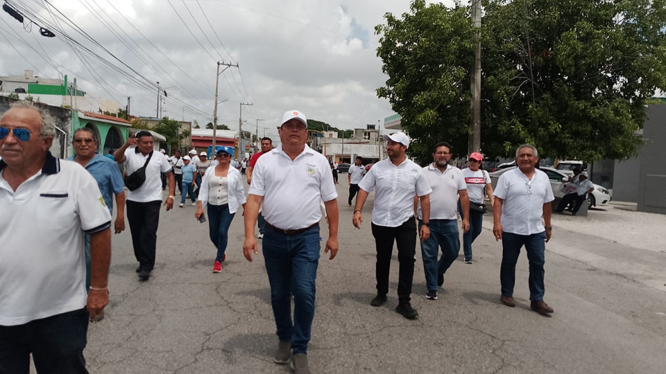 Taxistas de Cancún marchan de manera pacífica en rechazo a la operación de UBER