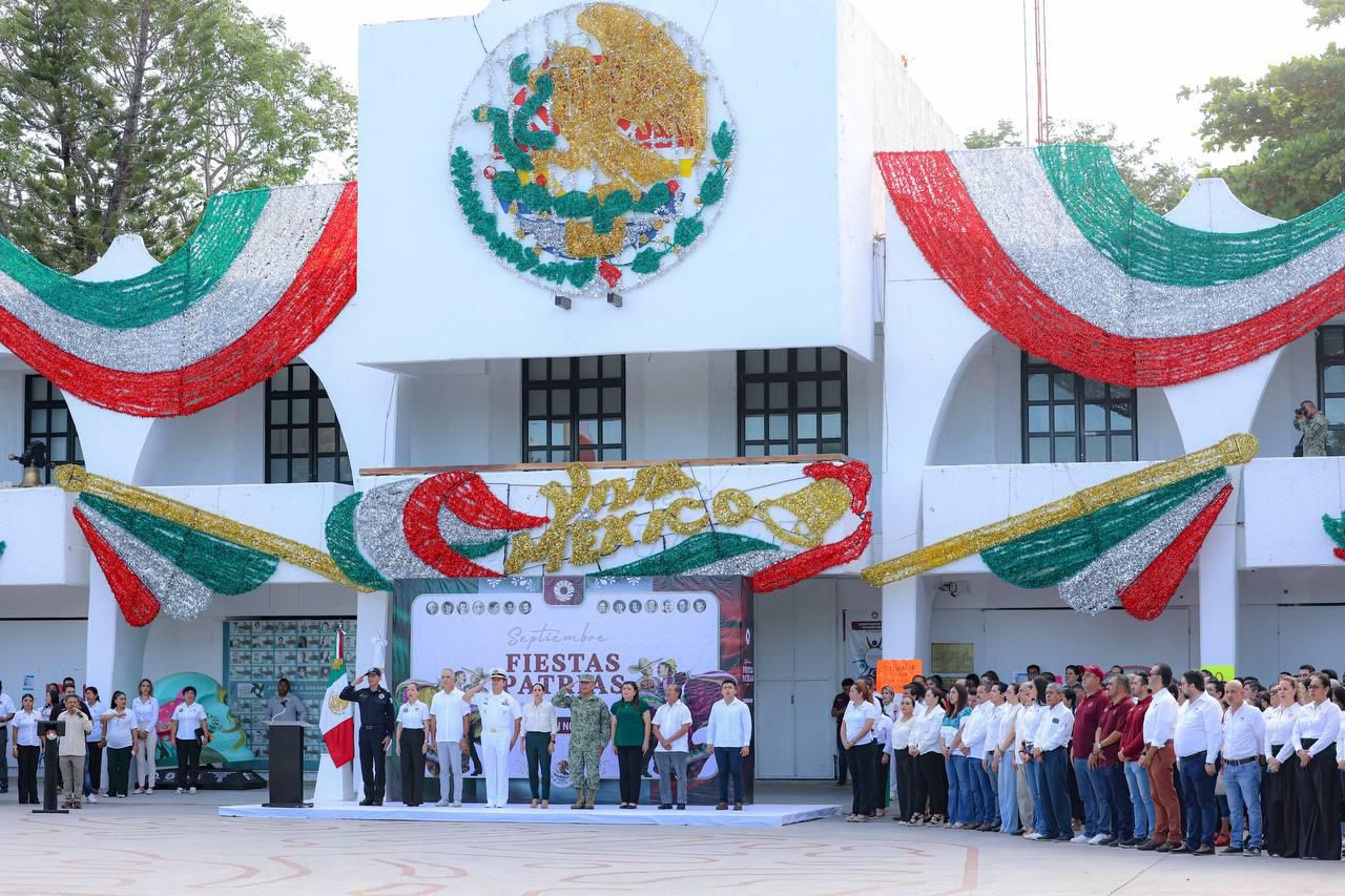 Inician las Fiestas Patrias en Cancún con ceremonia de izamiento de la bandera