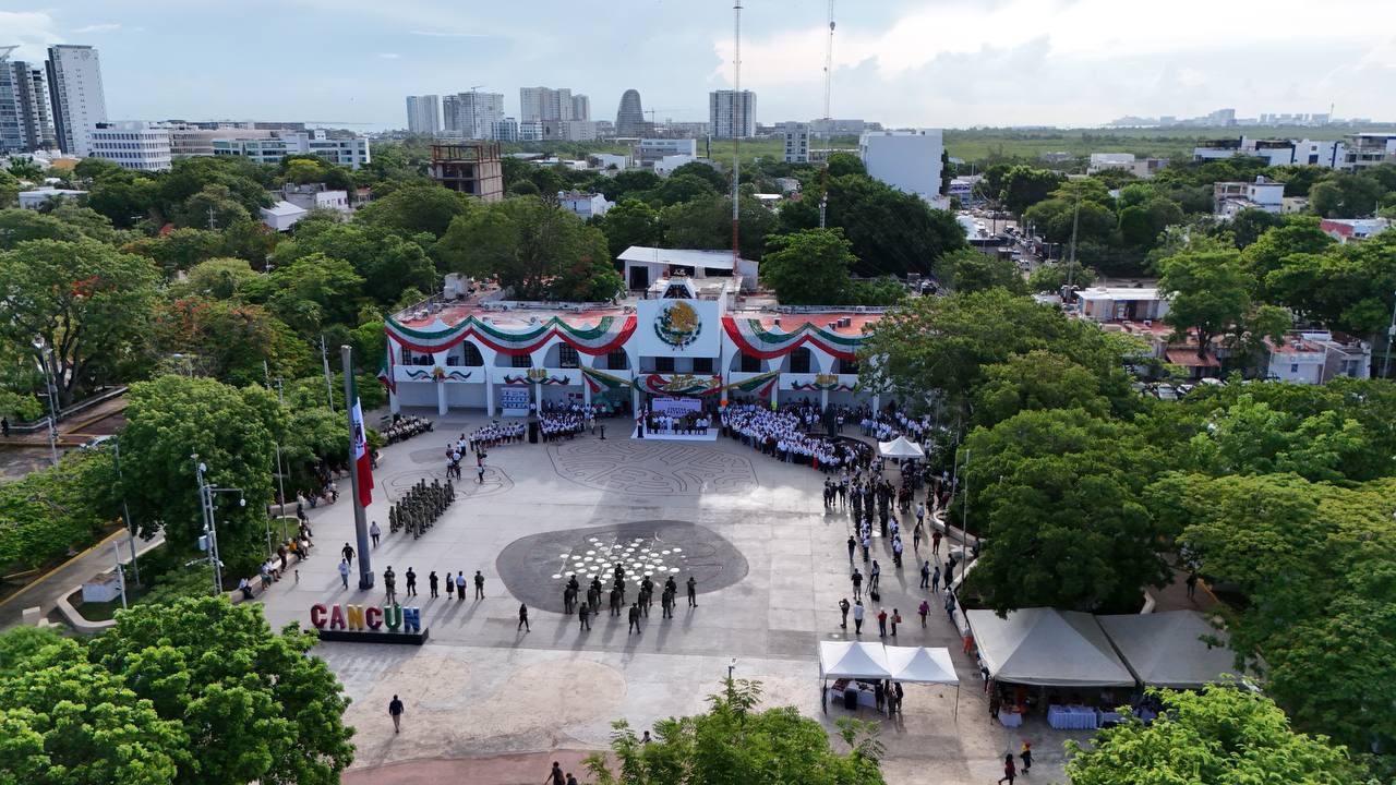 Inician las Fiestas Patrias en Cancún con ceremonia de izamiento de la bandera