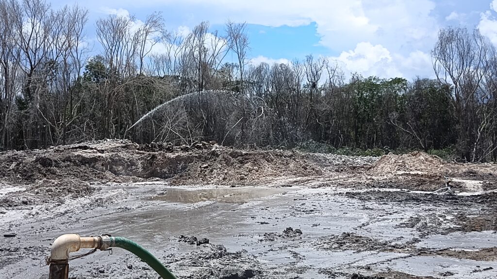 Luego de un mes, apagan incendio cerca de fraccionamiento en Playa del Carmen