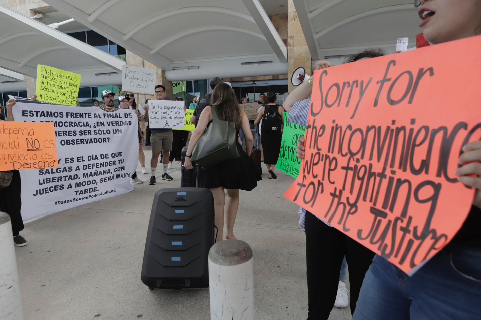 Llegan al aeropuerto de Cancún protestas ciudadanas contra la reforma al Poder Judicial