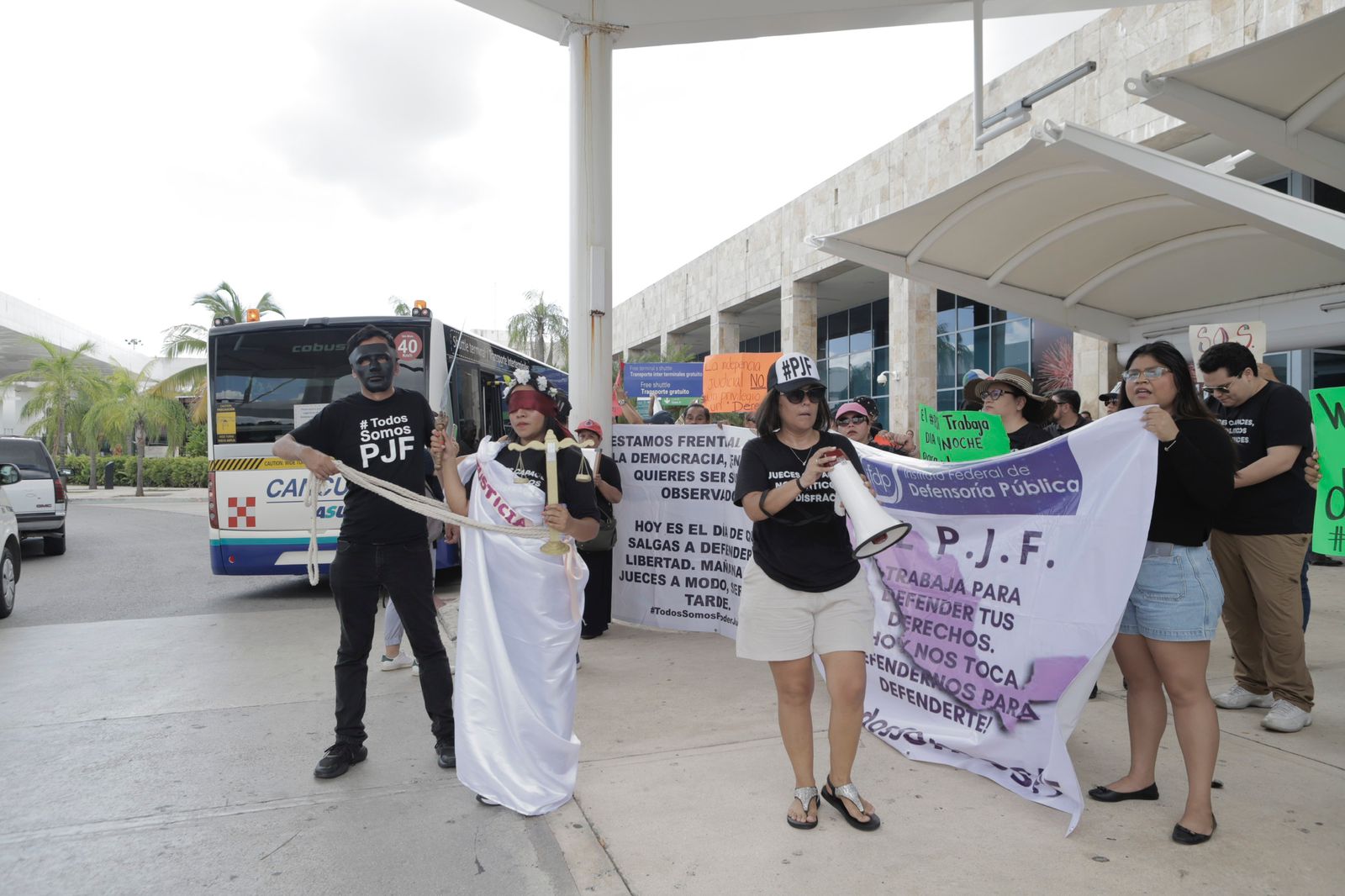 Llegan al aeropuerto de Cancún protestas ciudadanas contra la reforma al Poder Judicial