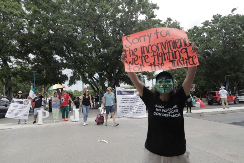 Llegan al aeropuerto de Cancún protestas ciudadanas contra la reforma al Poder Judicial