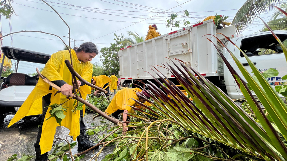 Atenea Gómez supervisa los trabajos de recuperación luego del paso de “Helene”