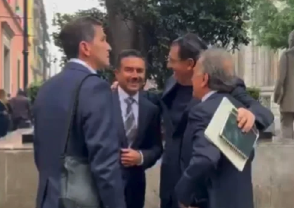 Reaparece panista Yunes Márquez en el Senado con abrazo morenista