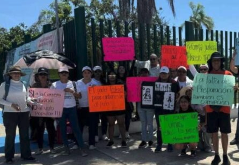 Protestas contra la reforma judicial de AMLO en clínicas y universidades