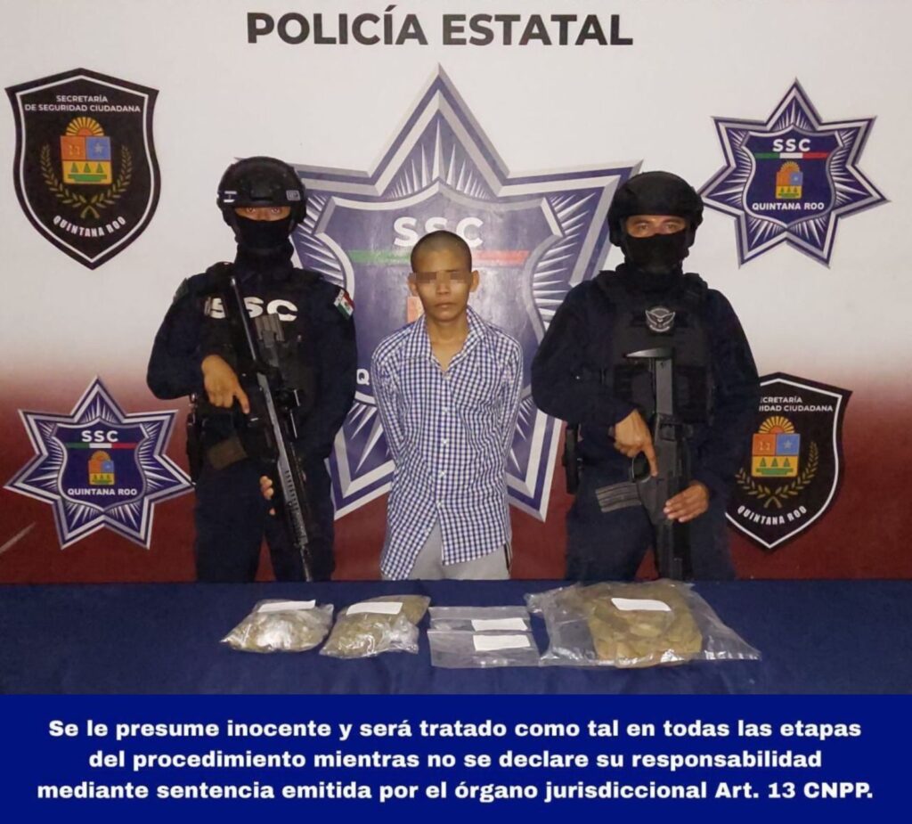 Al salir intempestivamente evita estrellarse con una patrulla y se le caen bolsas con droga