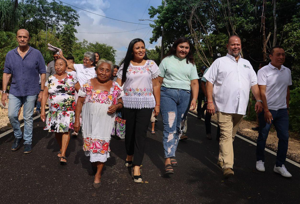 Entregan la pavimentación de una calle en Leona Vicario