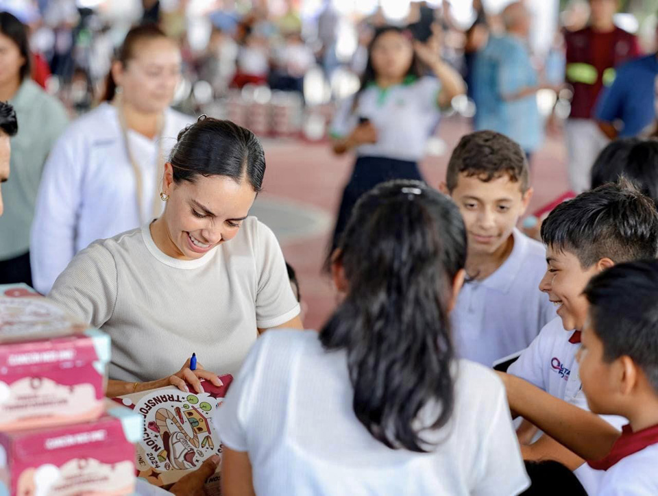 Recibirán gratuitamente 122 mil estudiantes tenis en Cancún