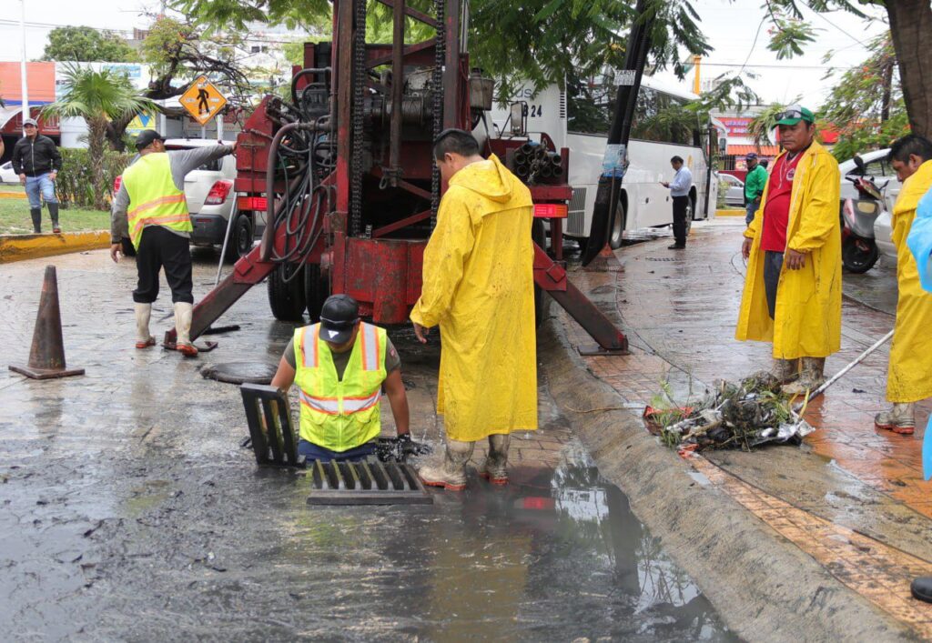 Implementan acciones especiales por lluvias en Cancún