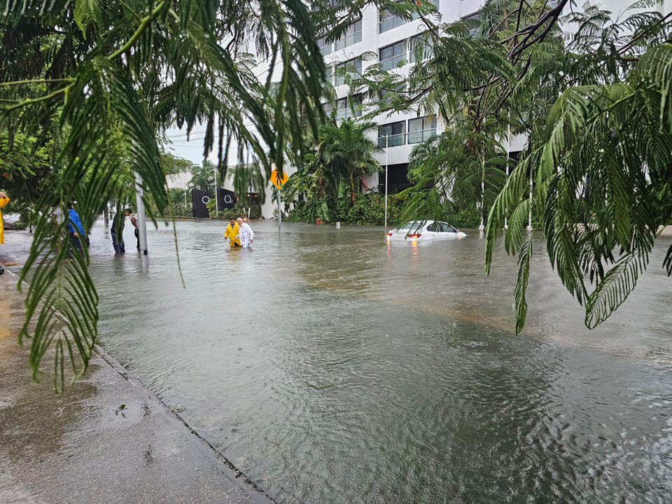 Brinda Tránsito Municipal dio apoyo a cancunenses durante el paso de la tormenta