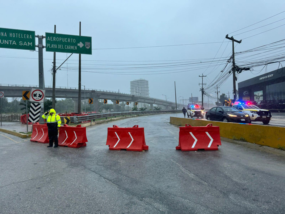 Brinda Tránsito Municipal dio apoyo a cancunenses durante el paso de la tormenta