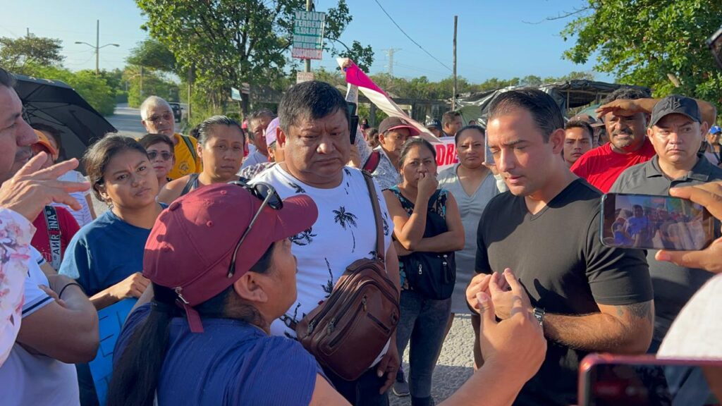 Bloqueo de habitantes de colonias irregulares de Cancún para exigir servicios básicos