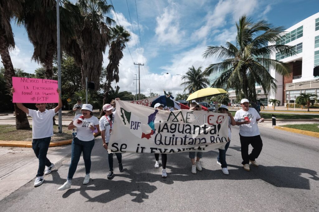 Trabajadores del Poder Judicial se manifiestan en Cancún contra las reformas constitucionales