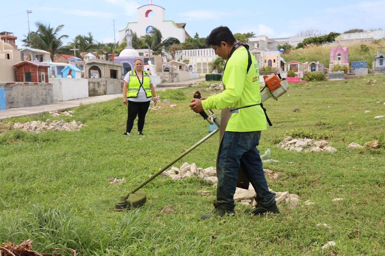 Continúan trabajos de remozamiento en los panteones de Isla Mujeres