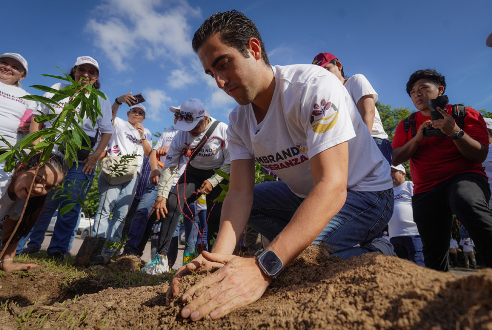 Gino Segura continúa con el programa "Sembrando Esperanza"