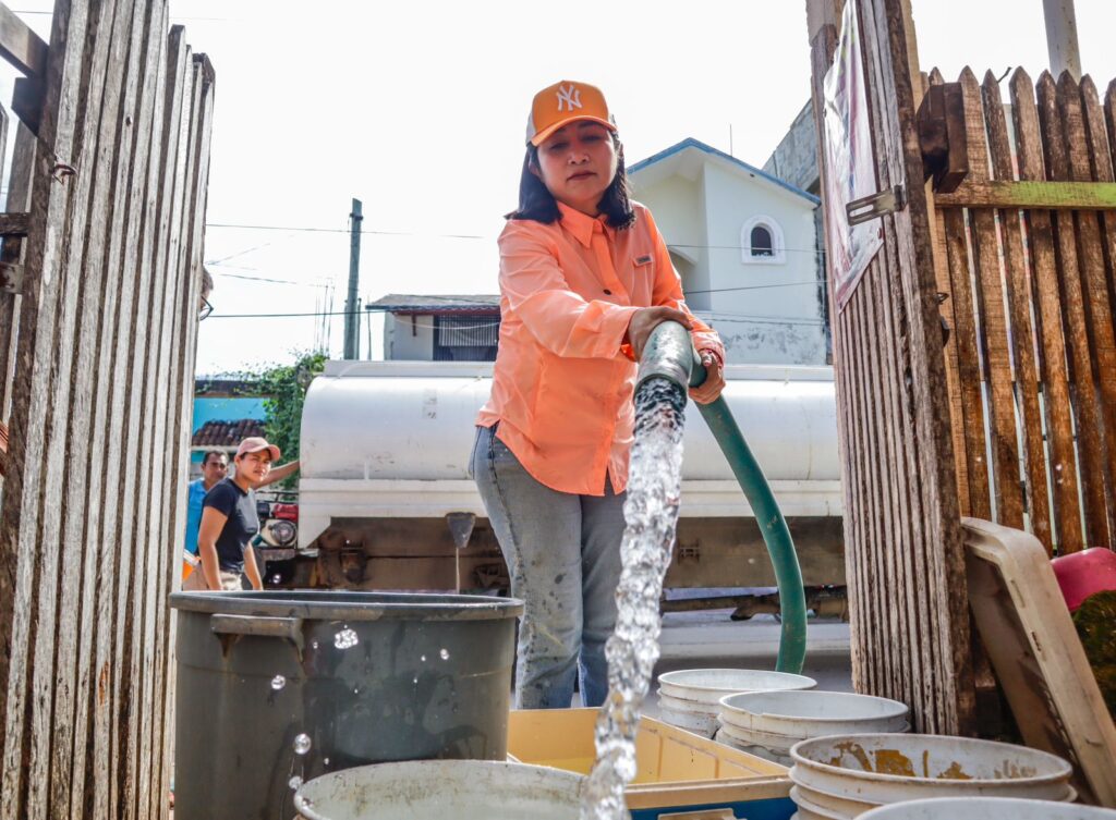 La regidora Lidia Rojas atiende con agua potable a 200 familias una escuela en Chetumal