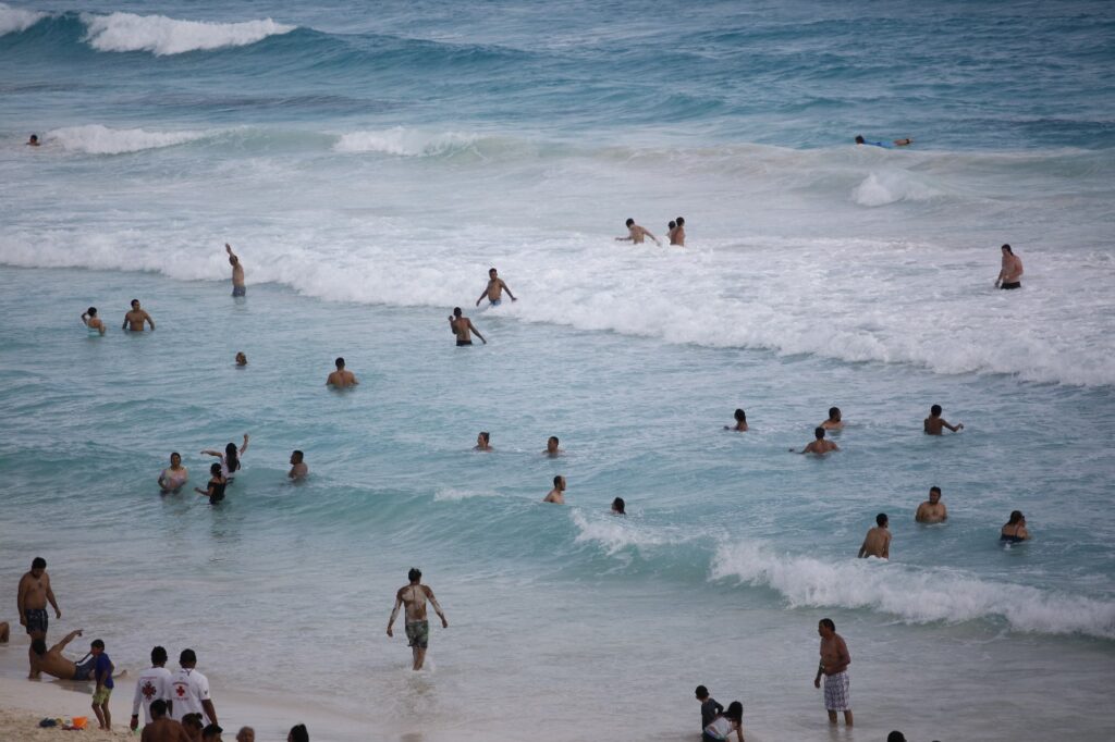 Reiteran recomendaciones para nadar con seguridad en Cancún