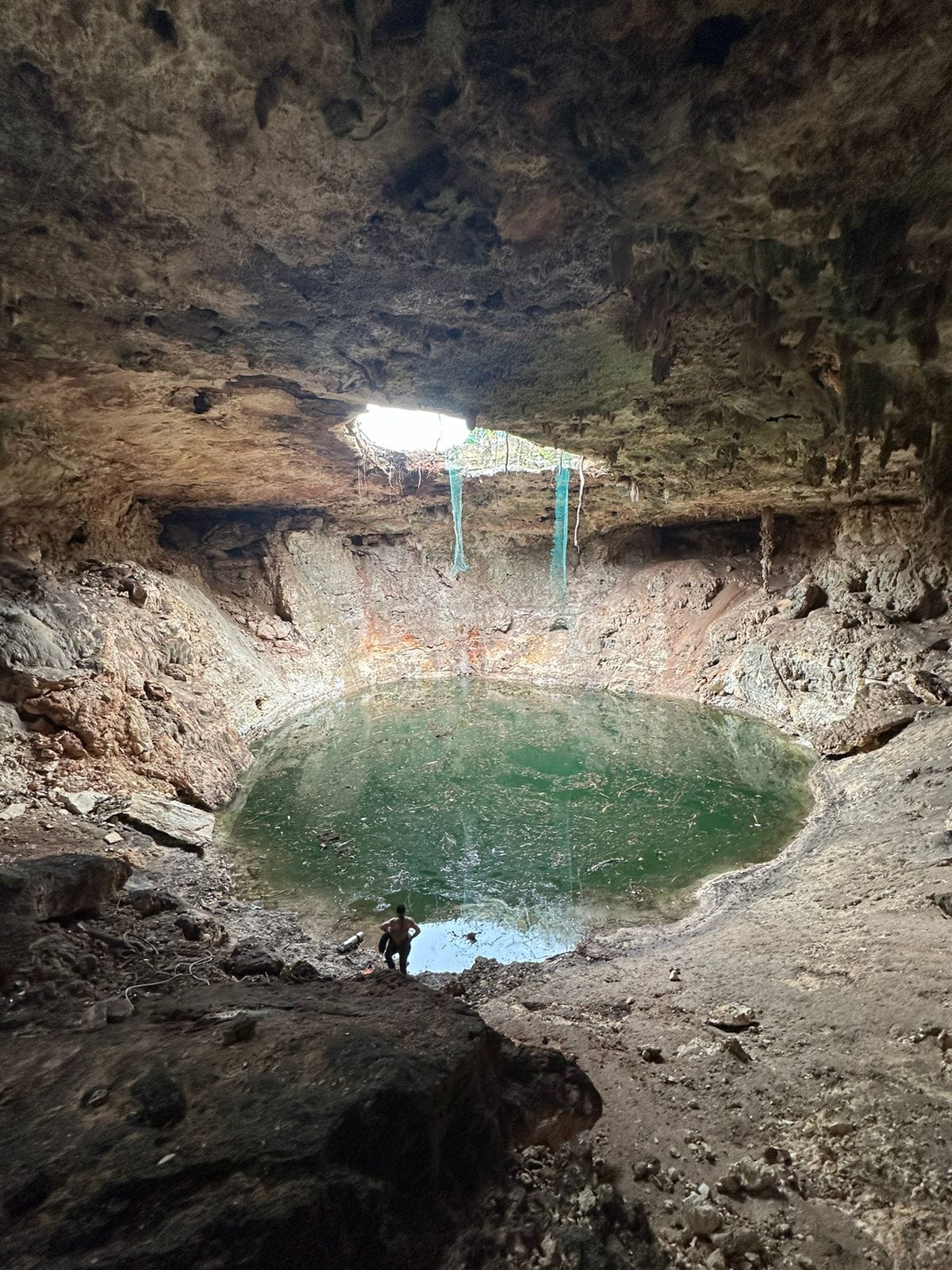 Exploradores documentan características del cenote colapsado en Xocén, “el centro del mundo”