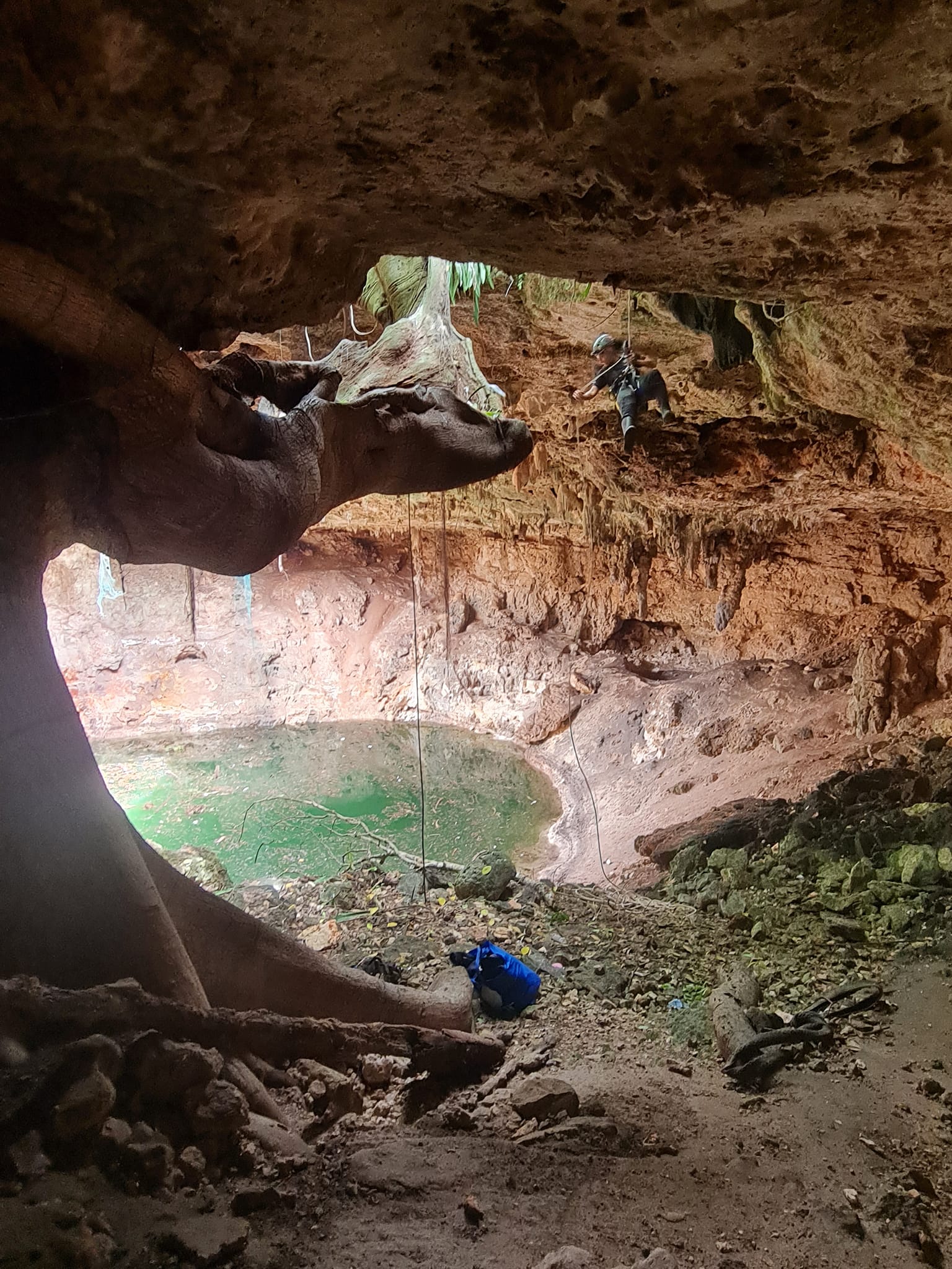 Exploradores documentan características del cenote colapsado en Xocén, “el centro del mundo”