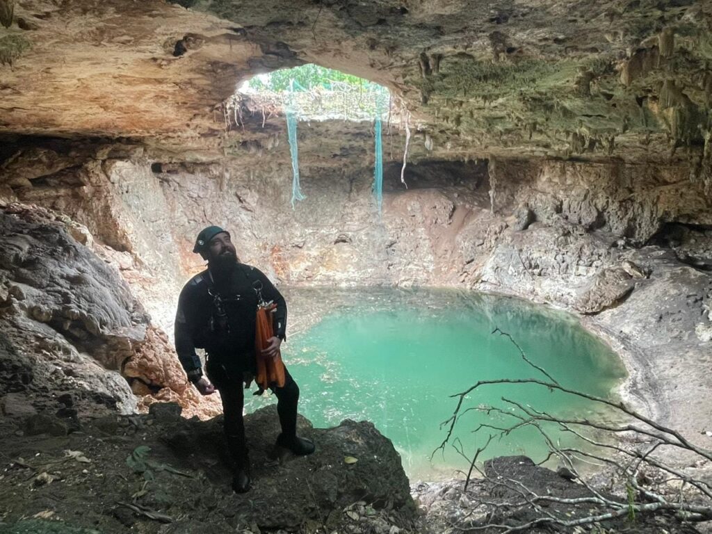 Exploradores documentan características del cenote colapsado en Xocén, “el centro del mundo”