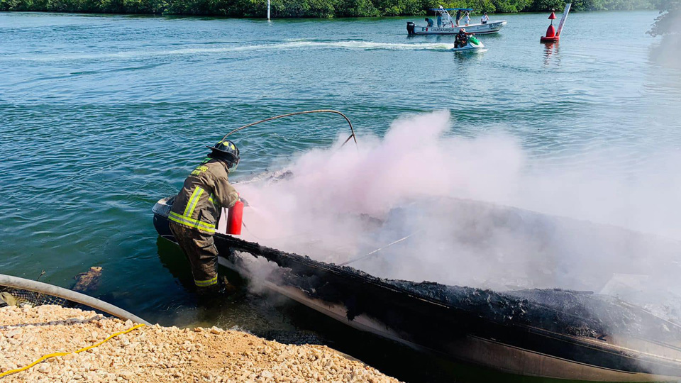 Se quema embarcación en la Laguna Nichupté