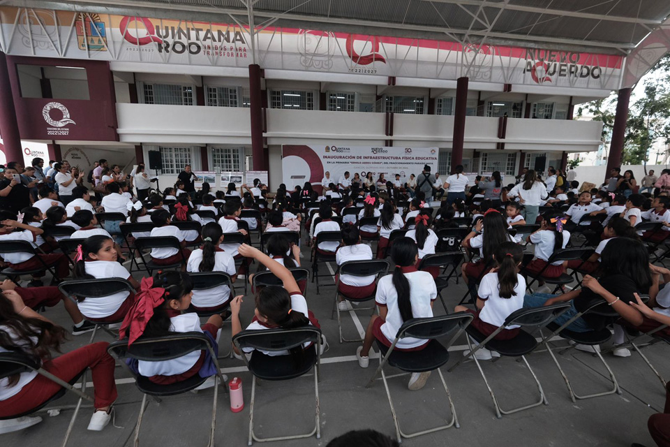 Cumple Mara Lezama: entrega un domo y aula a escuelas de Cancún