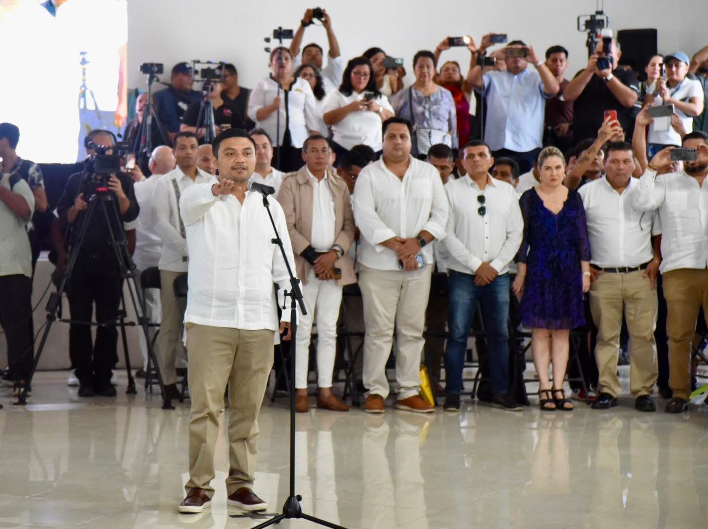 Luis Herrera Quiam, líder del sindicato de taxistas de Playa del Carmen, el día que rindió protesta como secretario general del ayuntamiento.