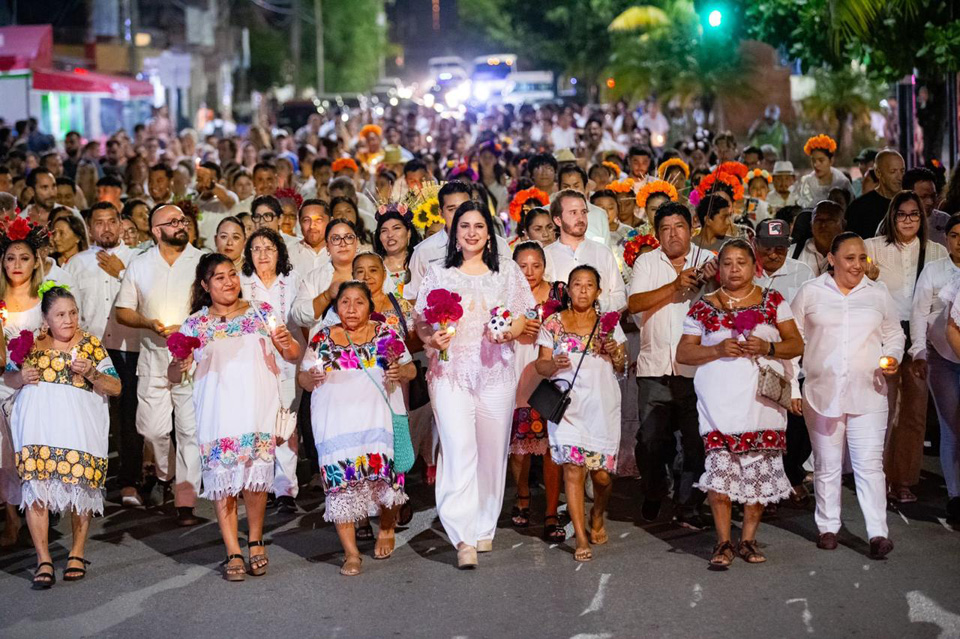 Disfrutan en Playa del Carmen segunda noche de festividades de los Días de Muertos