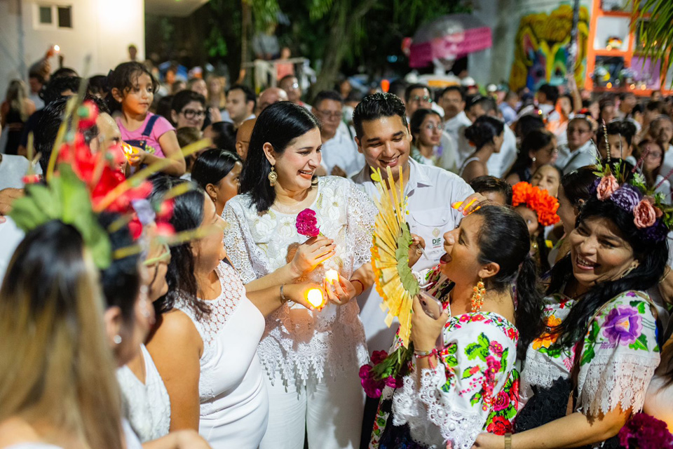 Disfrutan en Playa del Carmen segunda noche de festividades de los Días de Muertos