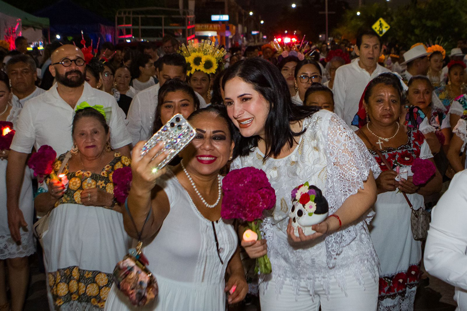 Disfrutan en Playa del Carmen segunda noche de festividades de los Días de Muertos