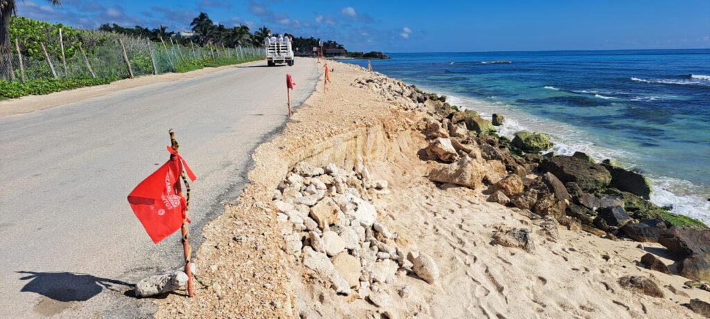 Urge reparación de tramo costero en Tulum ante riesgo de desmoronamiento