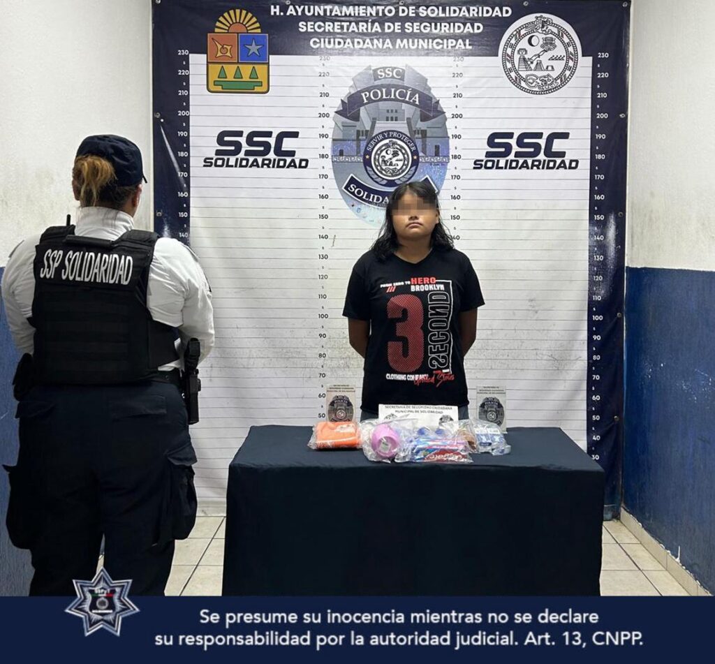 Detienen a una mujer por presunto robo en tienda de conveniencia en Playa del Carmen