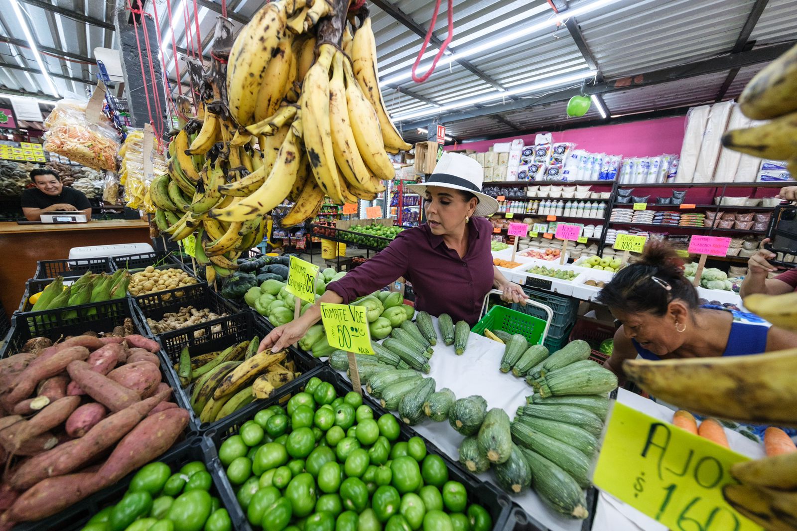 Constata Mara Lezama fuerte actividad económica en Chetumal y Mahahual tras lluvias por “Sara”