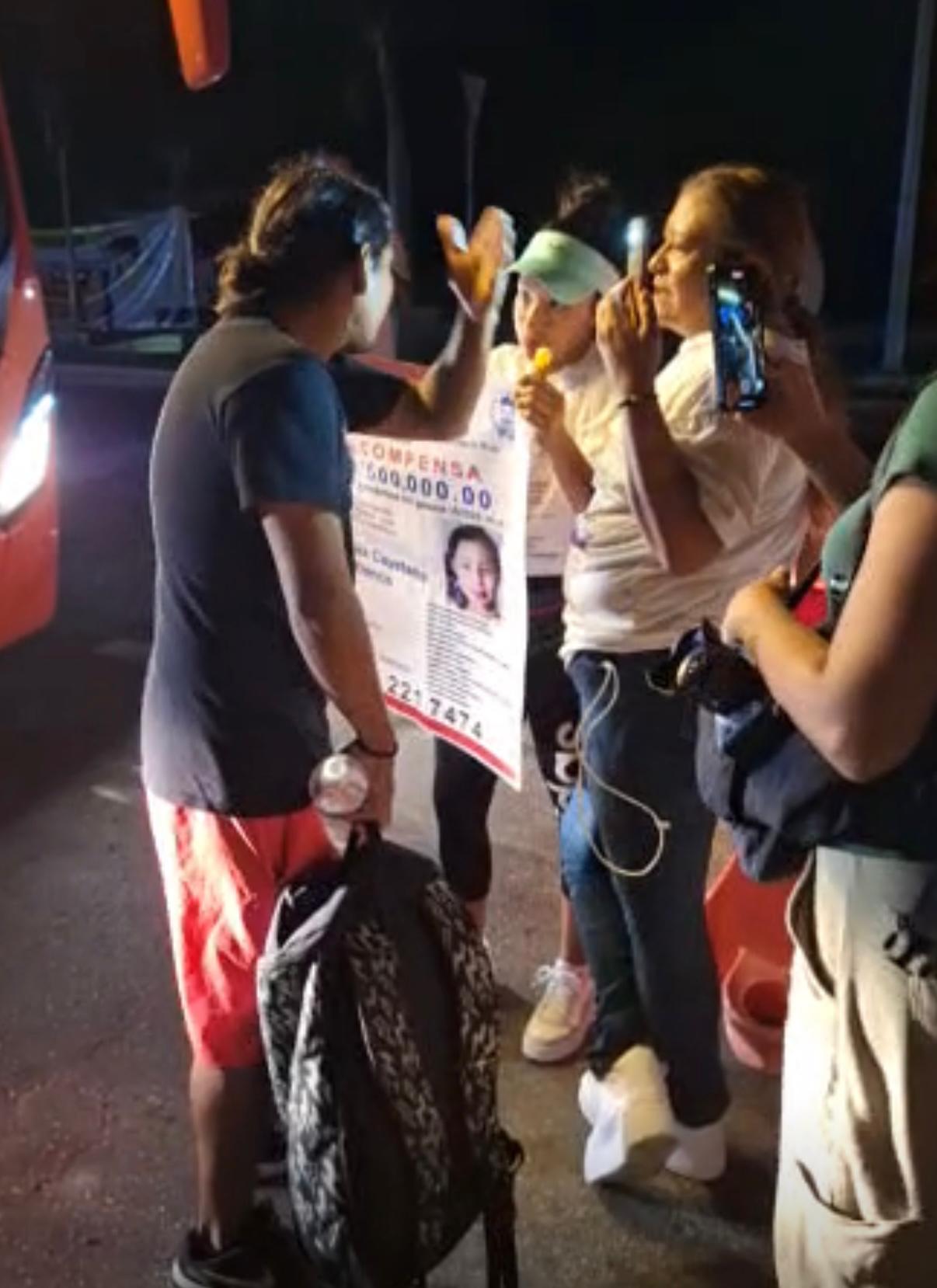 Un trabajador de la industria turística pide que dejen pasar a su transporte: "las entendemos, las apoyamos, pero vayan a manifestarse a la Ficalía", les dijo.