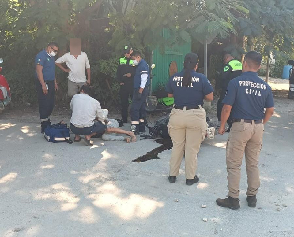 Mujeres en estado de ebriedad caen de motocicleta en Tulum