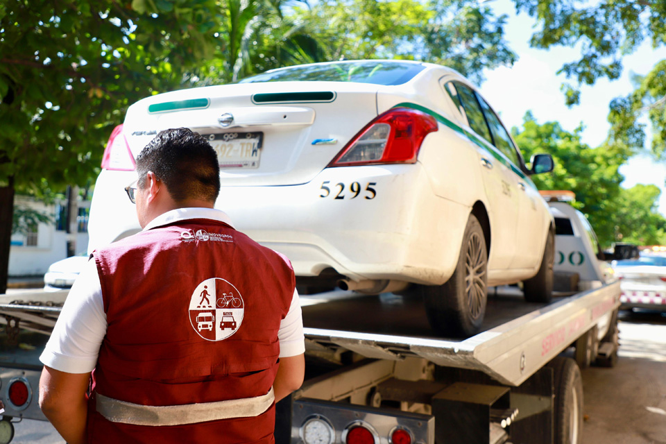 Castigarán a taxista que circulaba con un individuo en cofre del vehículo