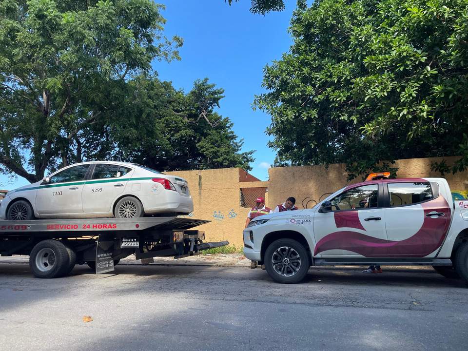 Castigarán a taxista que circulaba con un individuo en cofre del vehículo