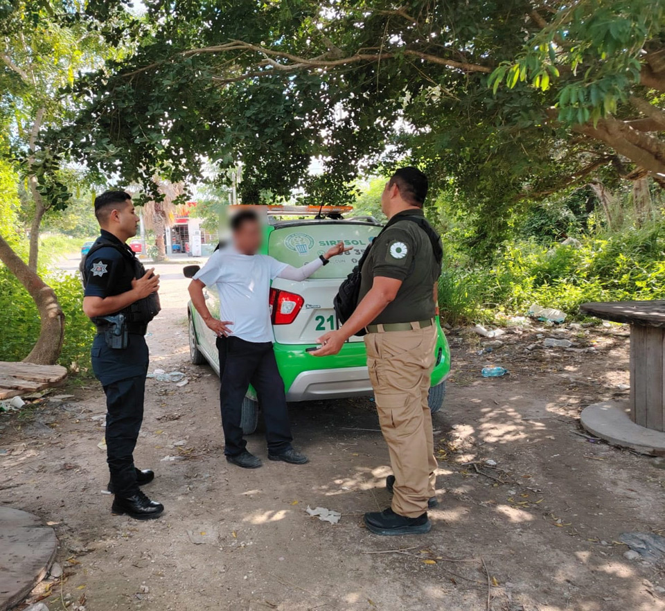 Es multado por tirar basura en un área verde de Cancún